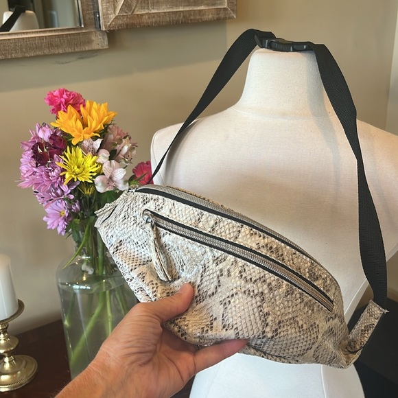 Snakeskin Print Crossbody Bag - Picture 4 of 13